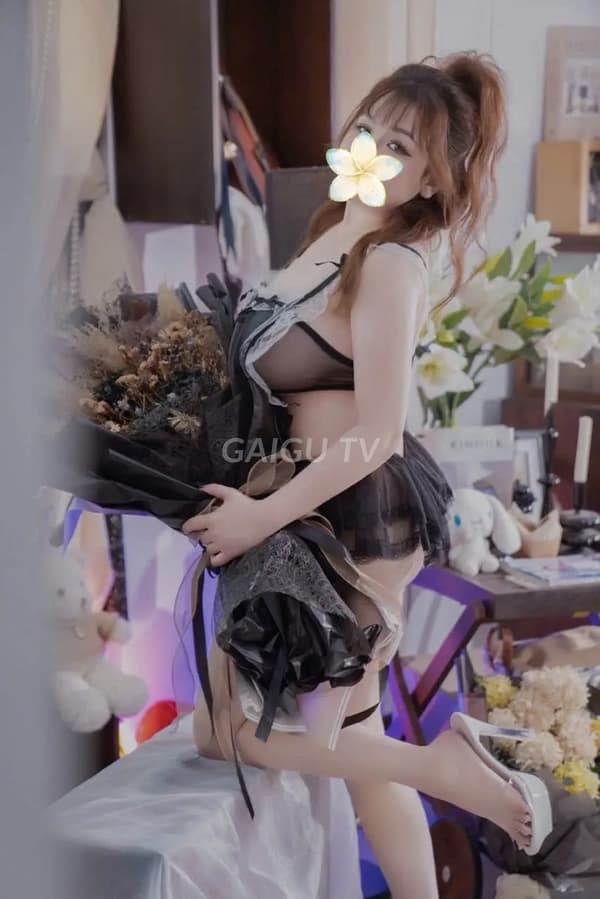 Mẫn Nhi mặt xinh da trắng dâm đãng chiều khách nhiệt tình 12