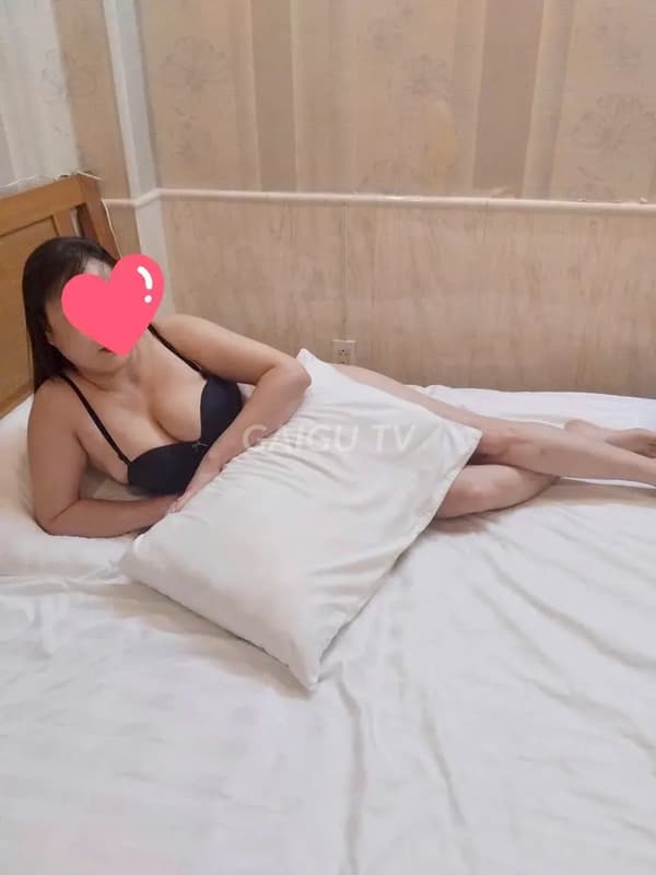 Bích Thuỷ dáng săn chắc vú to tròn hấp dẫn 4