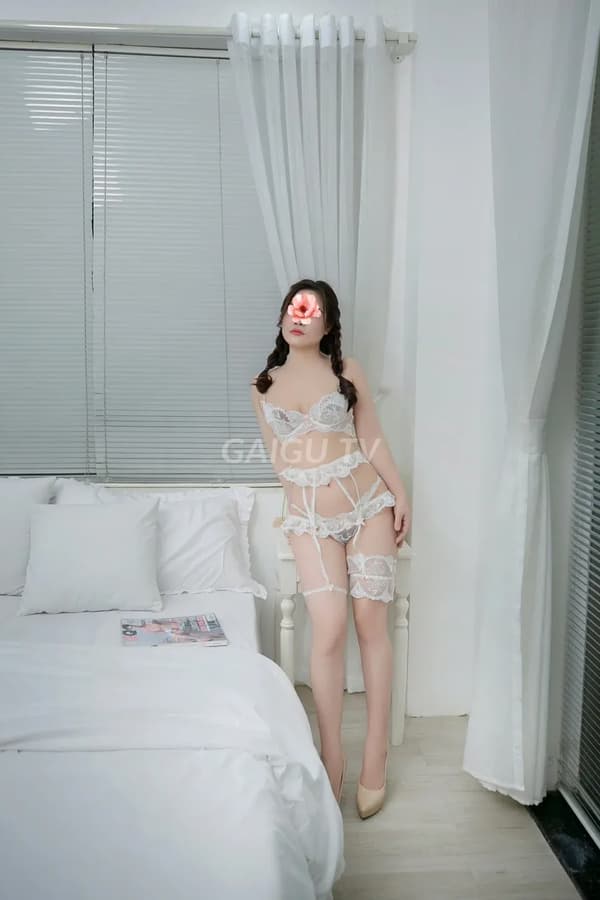 Hương Ly da trắng dáng chuẩn vú to mông cong chiều khách nhiệt tình 20