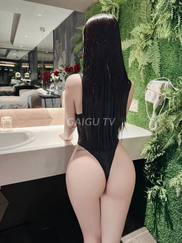 Lê Vy nét mặt xinh dâm đãng da trắng mịn vòng 1 to tròn 3