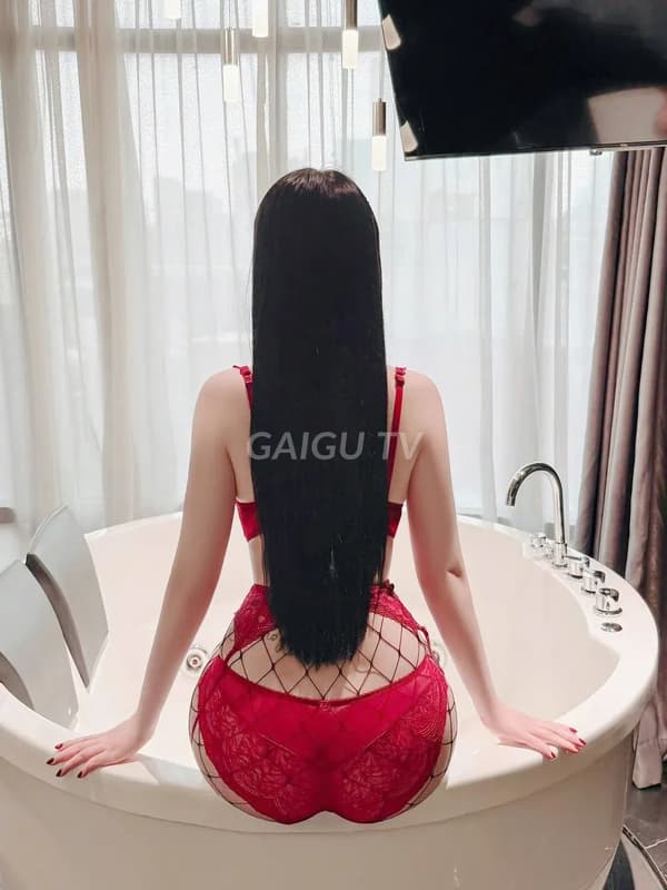 Lê Vy nét mặt xinh dâm đãng da trắng mịn vòng 1 to tròn 6