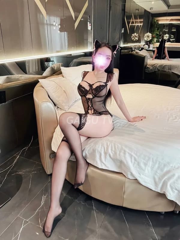 Lê Vy nét mặt xinh dâm đãng da trắng mịn vòng 1 to tròn 12