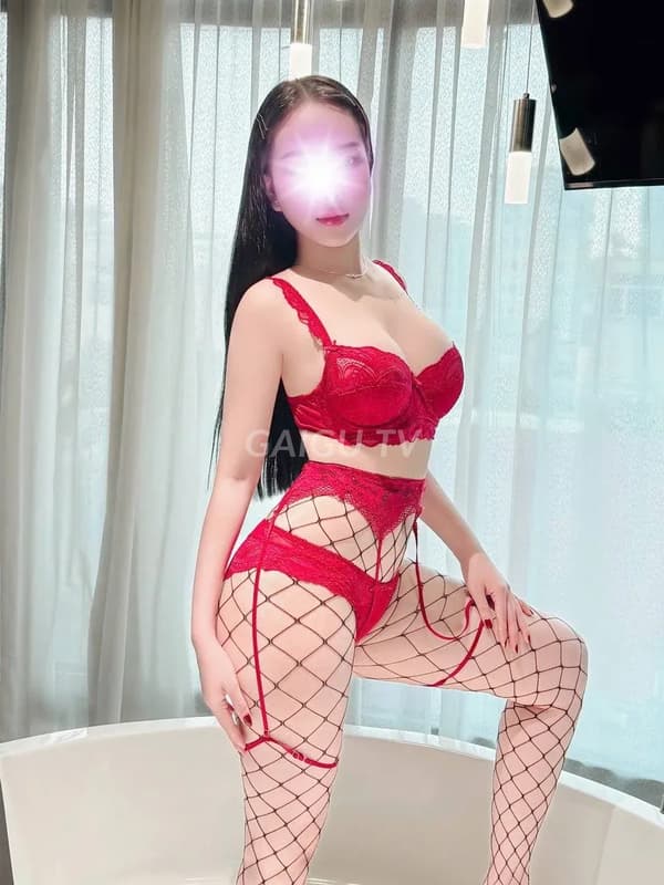 Lê Vy nét mặt xinh dâm đãng da trắng mịn vòng 1 to tròn 11