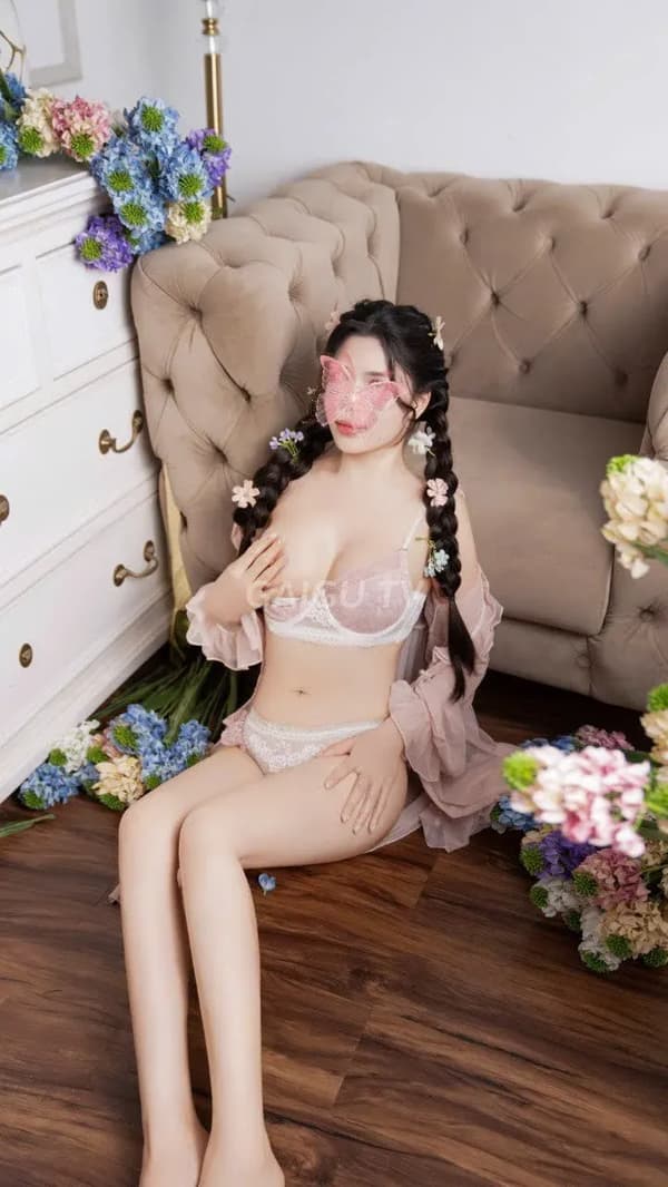 Phương Nhi da trắng mịn dáng chuẩn phục vụ tình cảm tẹt ga 8
