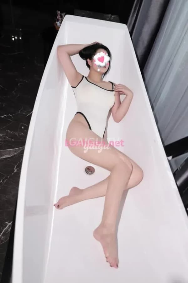 Anh nhẹ nhàng và tình cảm với khách 6