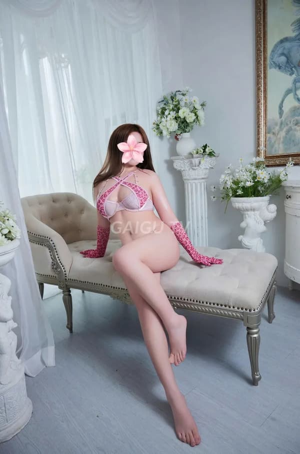 Thúy Vân dịu dàng xinh đẹp phục vụ nhiệt tình như người yêu 2