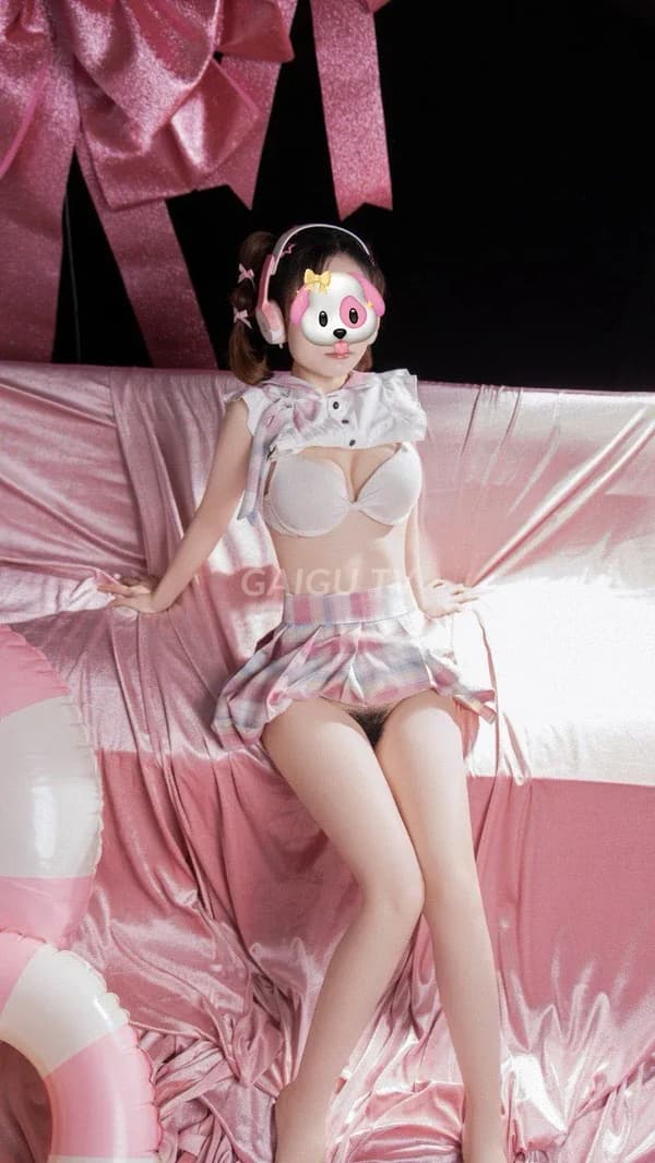 Anh Thư xinh yêu da trắng dáng nuột chiều khách hết mình 9