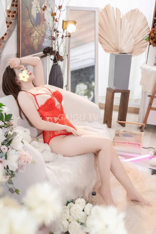 Thảo Ly ngoan ngoãn chiều khách hết mình 14