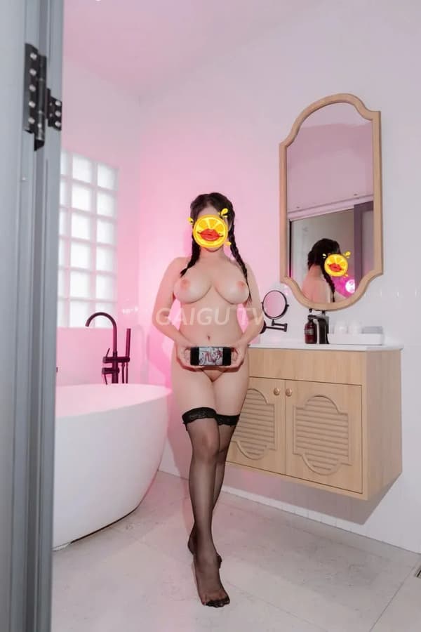Hotgirl Kim nhiệt tình chiều khách 10