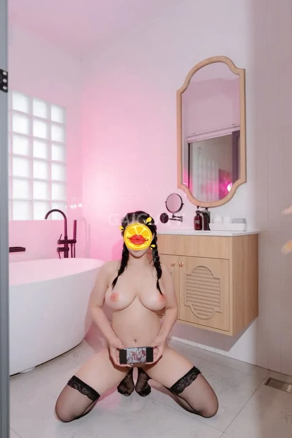 Hotgirl Kim nhiệt tình chiều khách 19