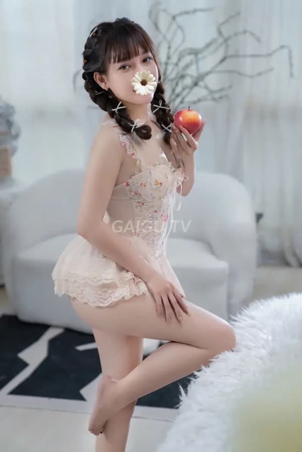 Quỳnh ngoan ngoãn chiều khách hết mình 2