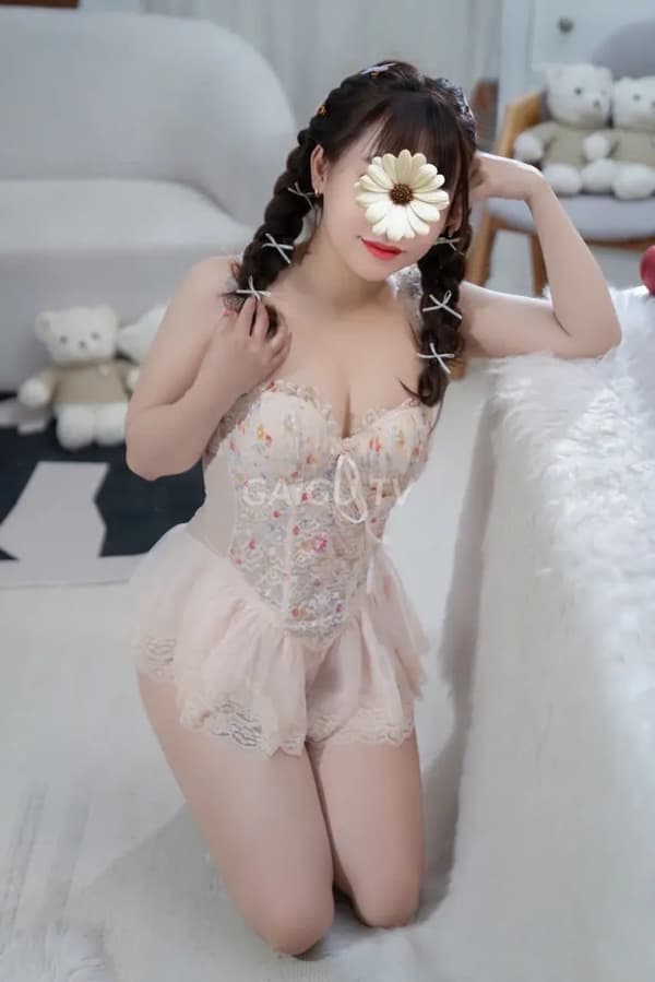 Quỳnh ngoan ngoãn chiều khách hết mình 7