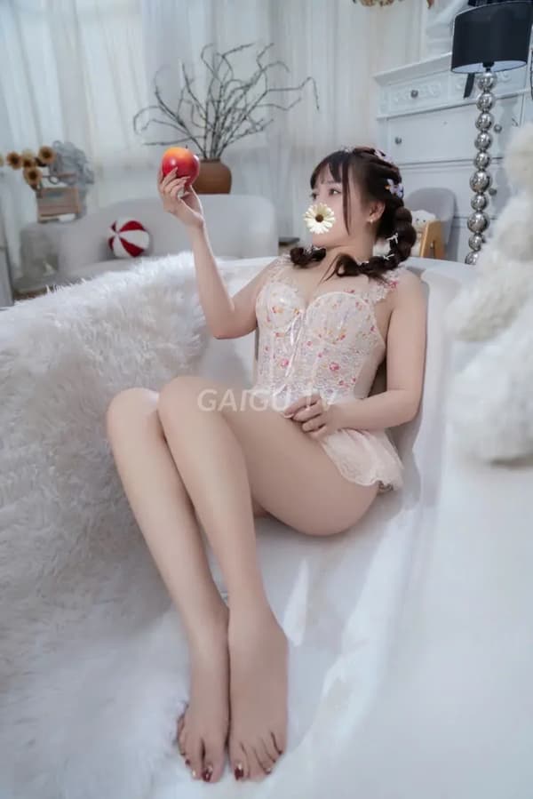 Quỳnh ngoan ngoãn chiều khách hết mình 6