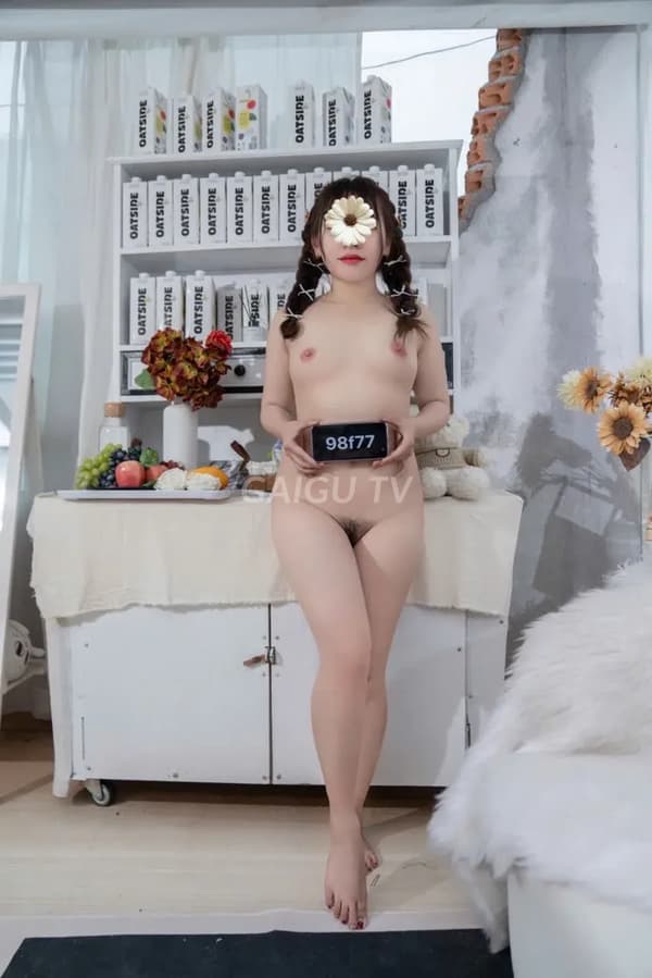 Quỳnh ngoan ngoãn chiều khách hết mình 15