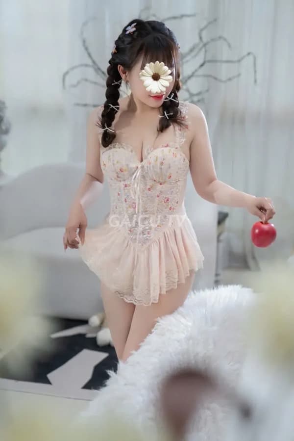Quỳnh ngoan ngoãn chiều khách hết mình 18
