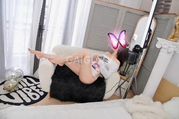 Thúy Tien dáng cao gầy sexy chiều khách dễ thương 14
