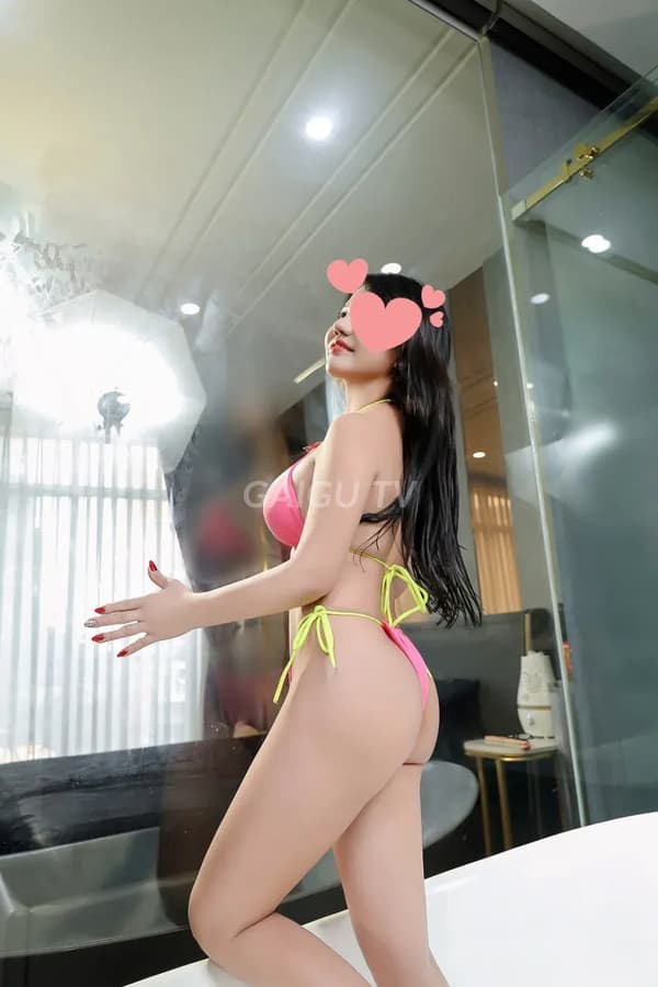 Thân hình đầy đặn vú to mông cong Ngọc Hân 7