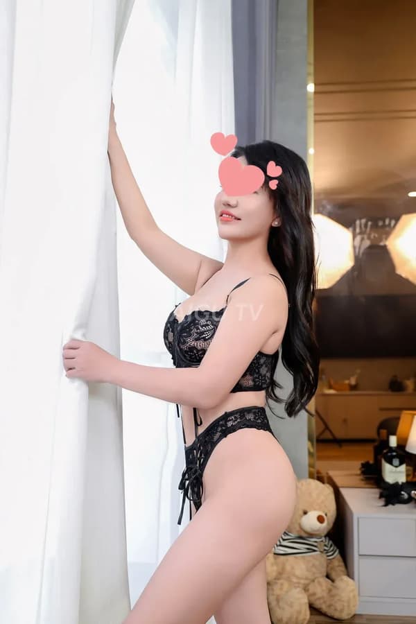Thân hình đầy đặn vú to mông cong Ngọc Hân 5