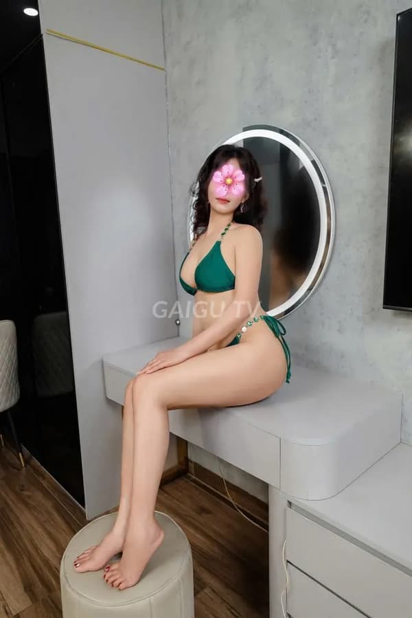 Lan Tình vú to bự bóp phê lắm 11