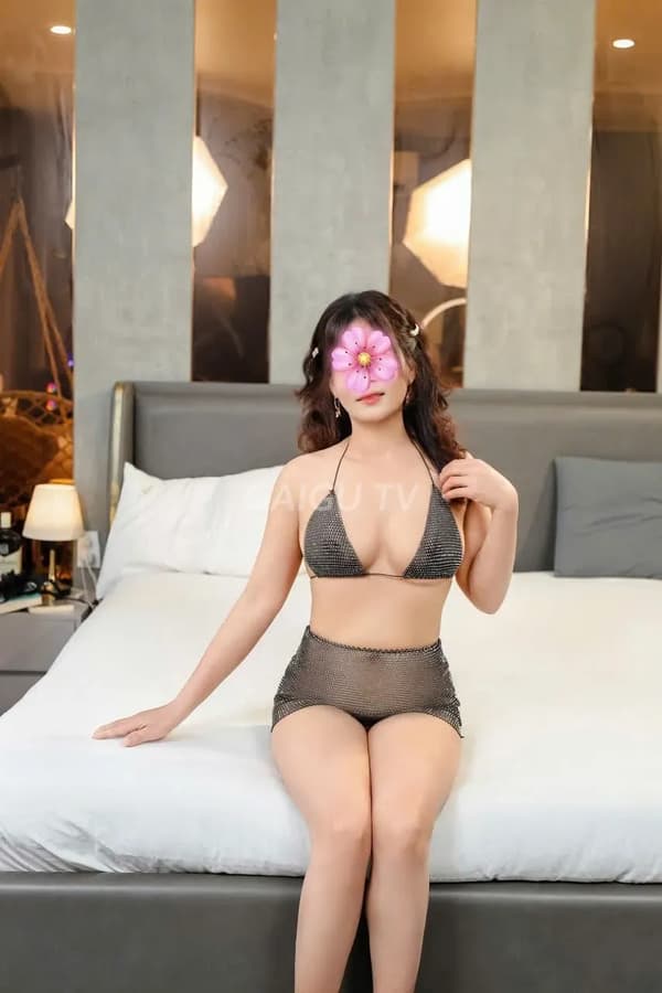 Lan Tình vú to bự bóp phê lắm 9