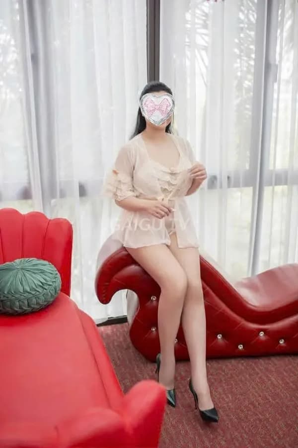 Thúy Ngân nhiệt tình chiều khách 19