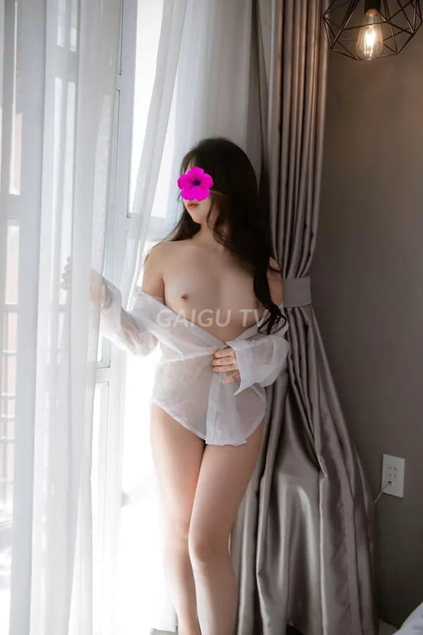 Nga ngực vừa tay bú mút thoải mái da trắng mịn 5