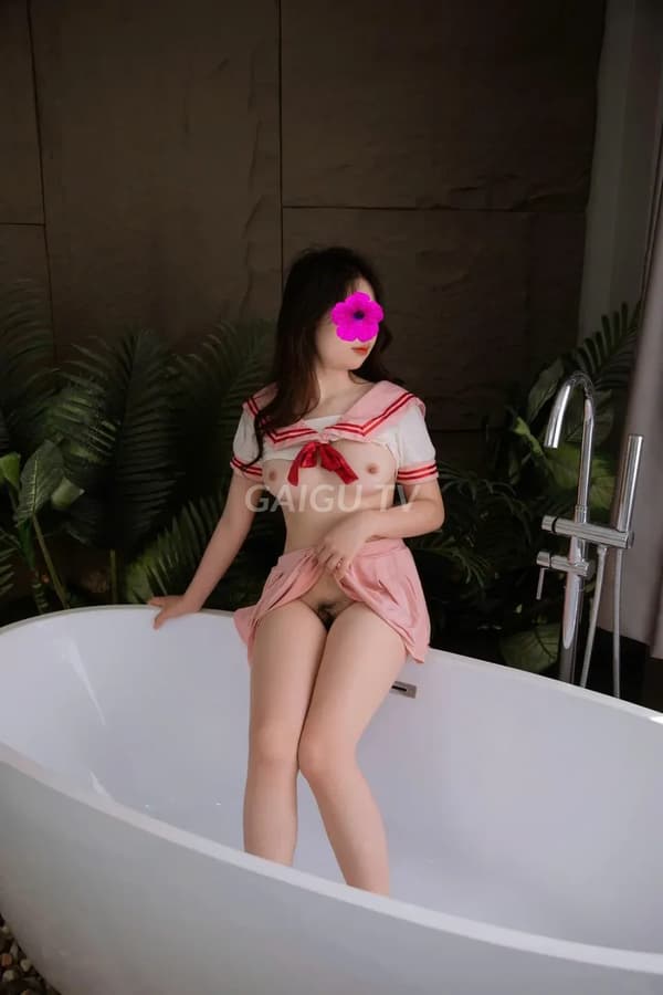 Nga ngực vừa tay bú mút thoải mái da trắng mịn 16