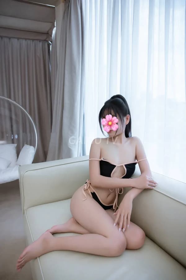 Hân Clara phục vụ nhẹ nhàng như người yêu 6