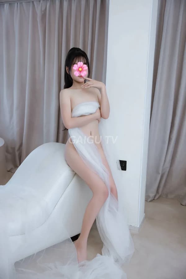 Hân Clara phục vụ nhẹ nhàng như người yêu 16