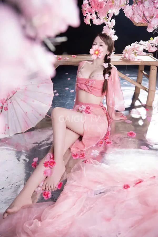 Dáng nhỏ nhắn gợi cảm đáng yêu Linh Nhi 5