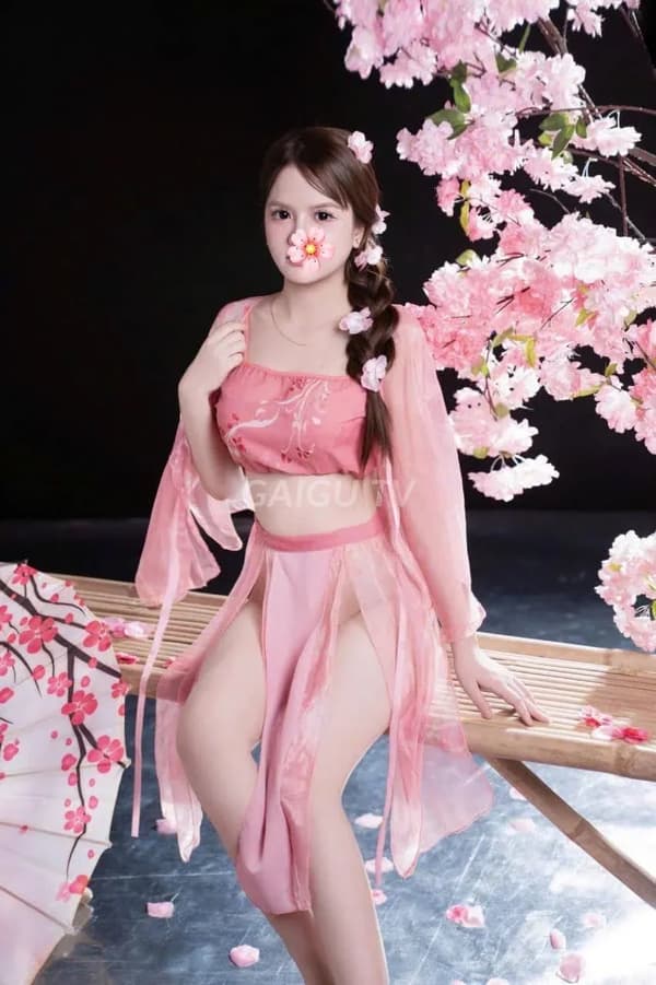 Dáng nhỏ nhắn gợi cảm đáng yêu Linh Nhi 6