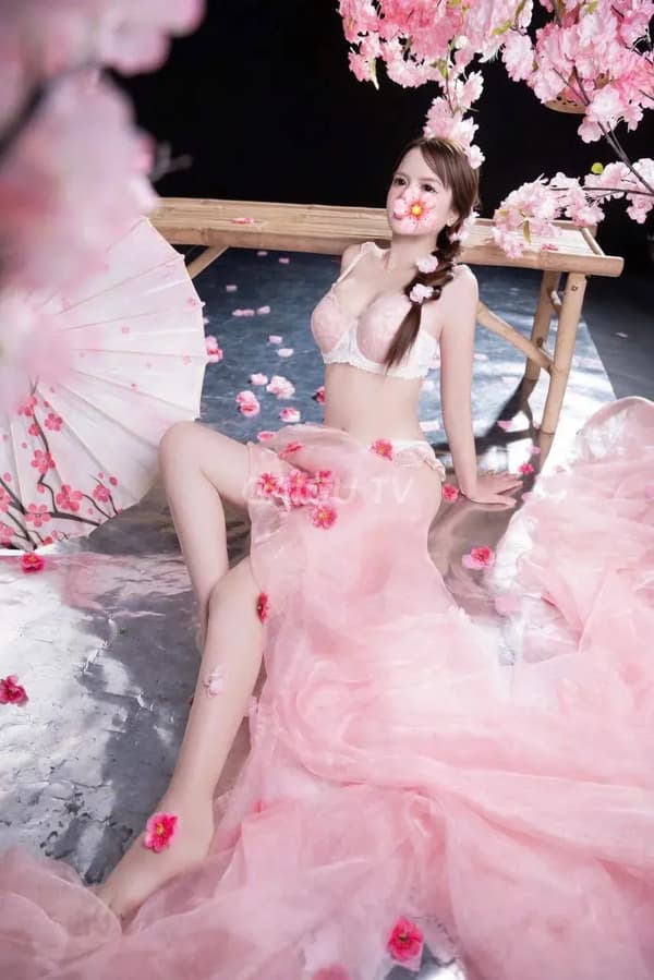 Dáng nhỏ nhắn gợi cảm đáng yêu Linh Nhi 8