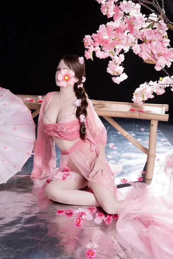 Dáng nhỏ nhắn gợi cảm đáng yêu Linh Nhi 9