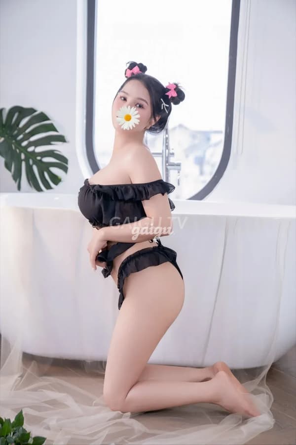 Hải Yến nhiệt tình chiều khách 3