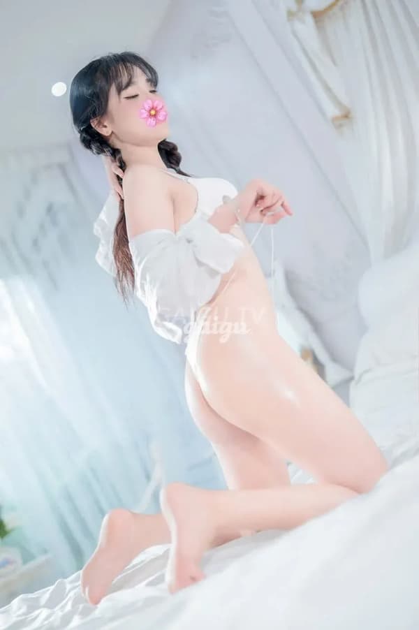 Nhã Vy nhiệt tình chiều chuộng khách 11