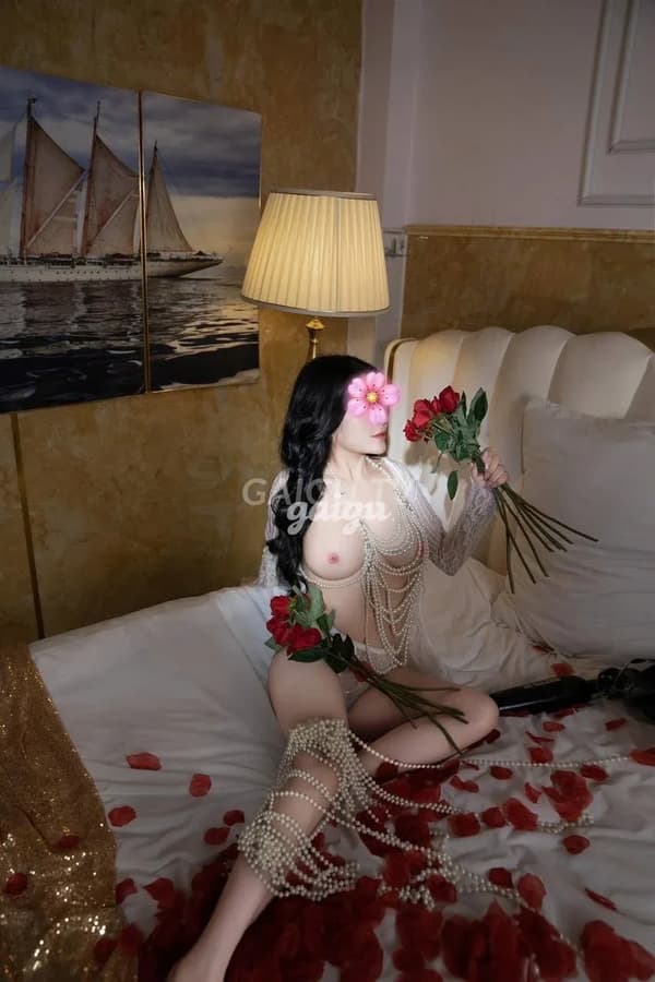 Xinh tự nhiên da trắng mịn vú to dáng chuẩn Khánh Linh 18