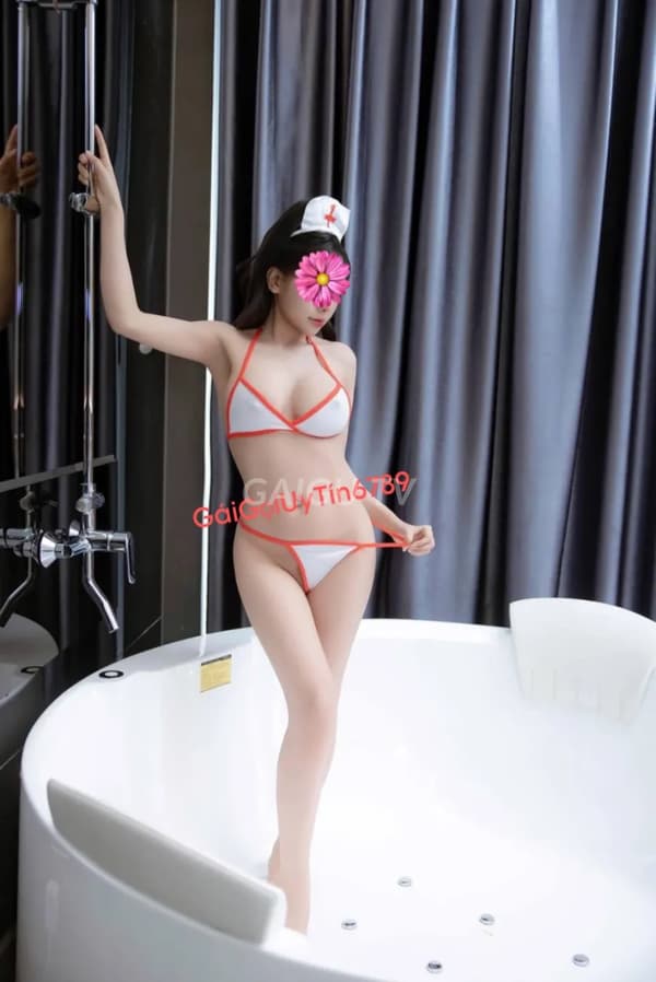 Bé Nhã An body bốc lửa vú to mông căng bím khít 2