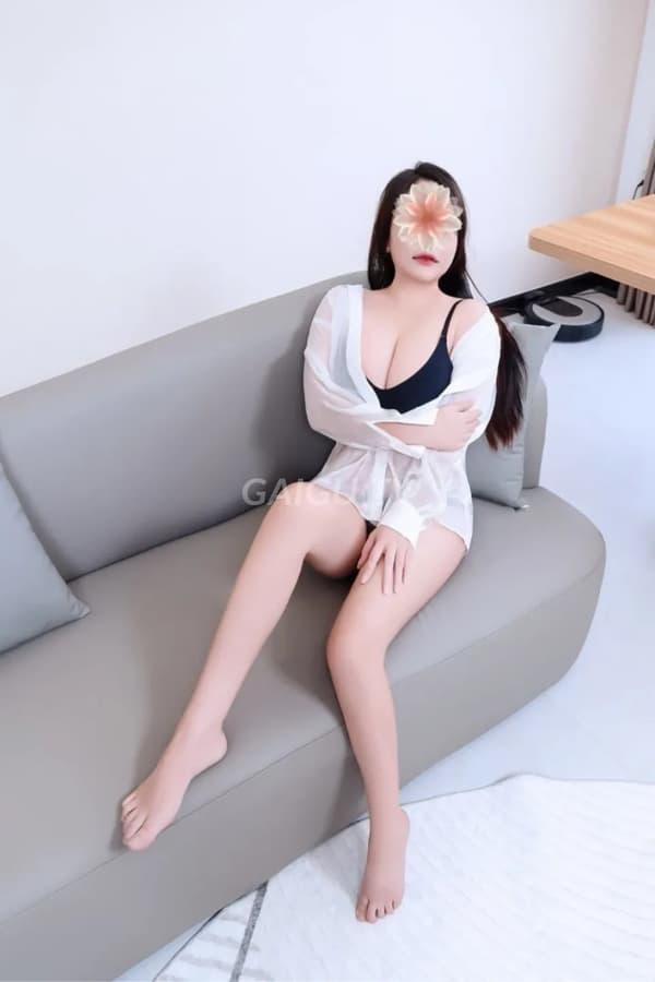 Anh da trắng muốt ngực căng tròn đầy đặn 7