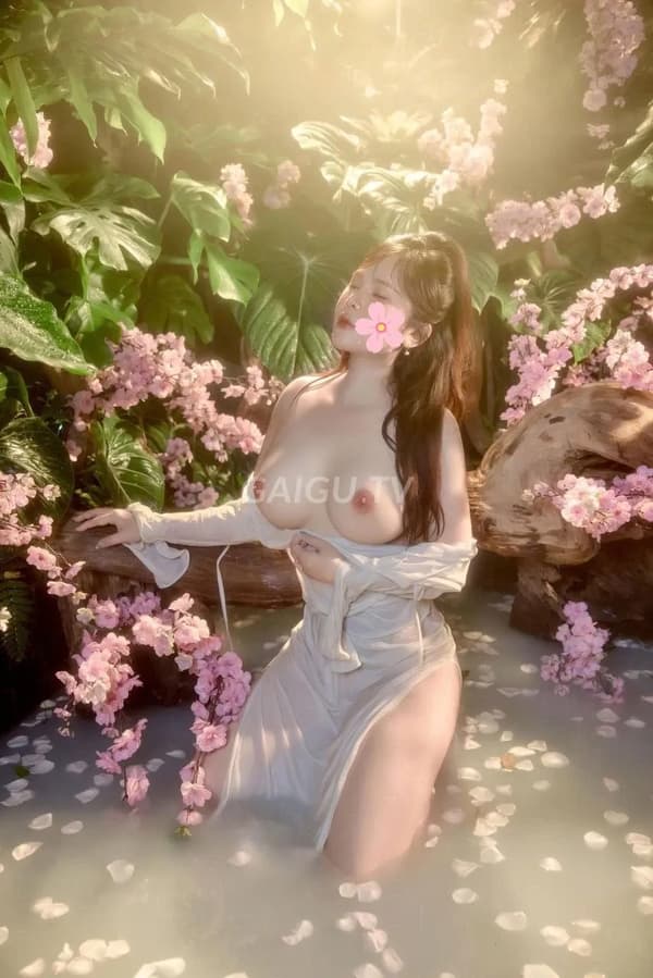 Hồng Thắm da trắng mịn dáng cực ngon chiều anh em hết mình 4