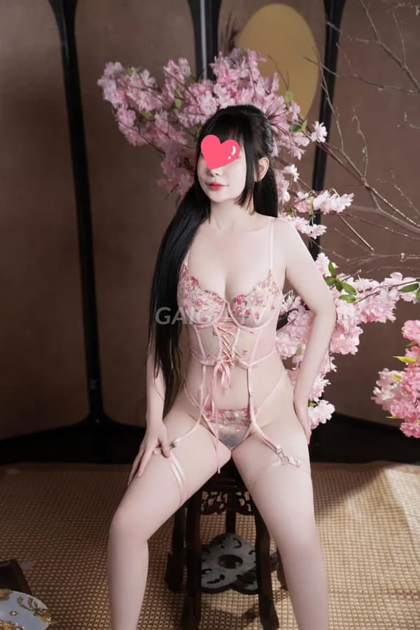 Nhung Tây ngoan hiền chiều chuộng như người yêu 18