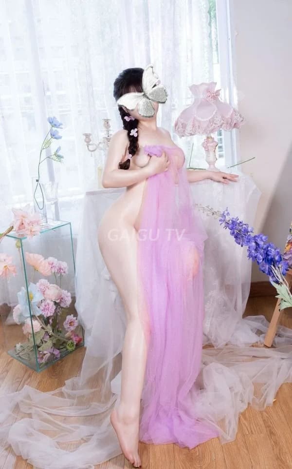 Dáng chuẩn vú to mông cong Linh Nhi 5