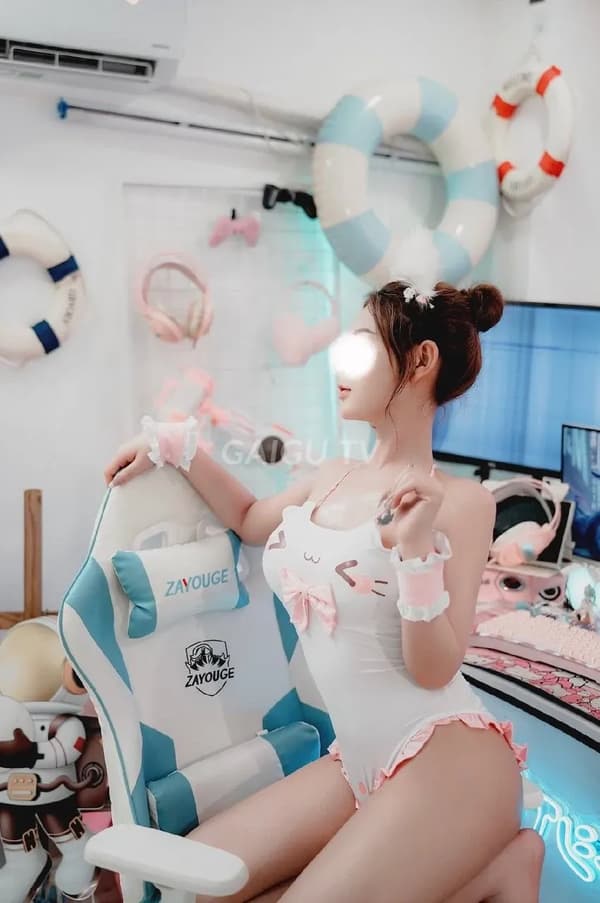 Huyền My da trắng nhẹ nhàng như người yêu 9
